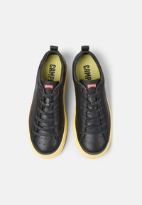 Camper RUNNER FOUR - Zapatos con cordones - schwarz gelb