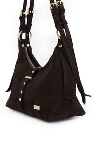 Brązowa torebka zamszowa z złotymi elementami metalowymi, wyposażona w zamek błyskawiczny, ozdobne zatrzaski i regulowane paski na ramię.