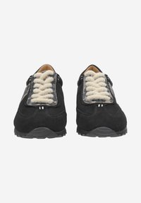 Schwarze Wildledersneaker mit ausgeprägten schwarzen und cremefarbenen Schnürsenkeln, runder Zehenpartie und strukturiertem Sohlenprofil für besseren Halt. Minimalistisches Design mit Lederakzenten.