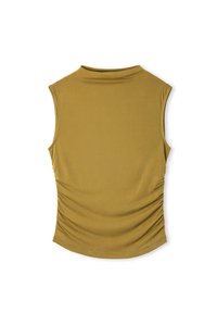 Top senza maniche di colore giallo senape, con collo alto, design aderente e dettagli arricciati lungo i lati. Tessuto di consistenza liscia.
