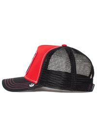 Gorra de camionero roja con parte posterior de malla negra, visera curva negra y costuras rosas. Presenta un logo en el panel frontal y correa ajustable en la parte trasera.
