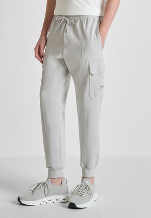 REGULAR FIT IN INTERLOCK WITH PATCH ON POCKET - Pantalones cargo - light grey
