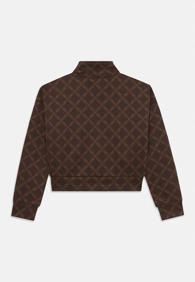 Veste cropped marron arborant un motif à chaînes, un col montant et des manches longues. Texture lisse avec des poignets et un ourlet côtelés.