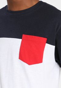 Urban Classics 3-TONE POCKET TEE - T-shirts med print - white /navy/ firered