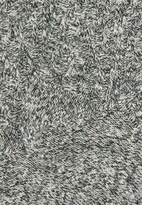 Tessuto lavorato a maglia grigio caratterizzato da un motivo testurizzato con design a zigzag e a treccia, composto da diverse sfumature di grigio e fibre di bianco sporco.