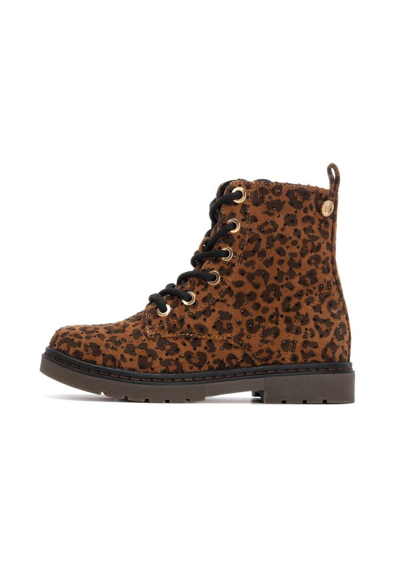 Botas de tobillo con estampado de leopardo en marrón, textura de ante, ojetes dorados, cordones negros y suela gruesa. Presentan tachuelas decorativas en negro.