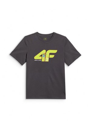 Ciemnoszara koszulka z krótkim rękawem z jaskrawożółtym logo "4F", z małą grafiką koszykarza i napisem "Jump & Score" poniżej.