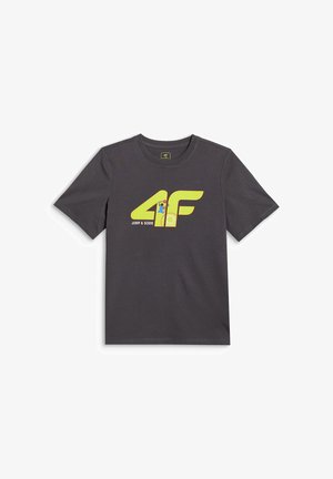 Ciemnoszara koszulka z krótkim rękawem z jaskrawożółtym logo "4F", z małą grafiką koszykarza i napisem "Jump & Score" poniżej.