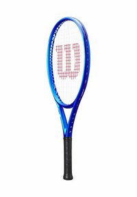Blauwe tennisracket met een ronde kop, witte snaren, rode "W" logo en een zwarte grip. Het frame heeft een gladde afwerking en een ergonomisch ontwerp.