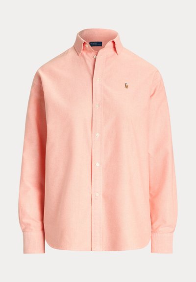 Lys rosa langermet skjorte med knapper i et mykt stoff, med klassisk krage og en liten brodert logo på brystet.