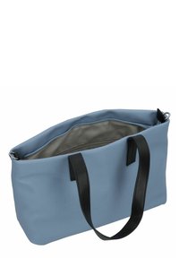 Borsa tote sintetica blu con manici in pelle nera, chiusura zip e fodera interna grigia. Presenta un marchio in rilievo sulla superficie anteriore.