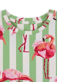 Camiseta de algodón de manga corta con un patrón de rayas verdes y blancas y estampados de flamencos rosas, con cuello redondo y textura suave.