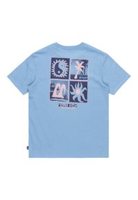 Ljusblå t-shirt med grafisk tryck på ryggen som visar fyra fyrkantiga bilder och texten "BILLABONG" i svart. Tillverkad av bomull, med korta ärmar.