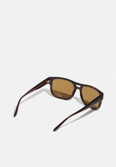 Ruske tortoiseshell sunčane naočale sa kvadratnim sočivima i zlatnim nijansama. Imaju elegantne drške i diskretne metalne detalje.