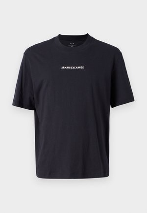 Černé bavlněné tričko s krátkým rukávem a kulatým výstřihem. Na hrudi je bílé nápis "ARMANI EXCHANGE". Jednoduchý, ležérní design.