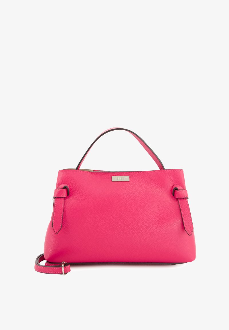Roze leren handtas met een gestructureerde vorm, een handgreep aan de bovenkant en een verstelbare schouderband. Bevat een klein metalen logo en contrasterende donkere afwerking.