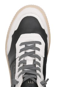 Basket en cuir noir et blanc avec des lacets gris, présentant une finition texturée et un design minimaliste. Semelle en caoutchouc arrondie.