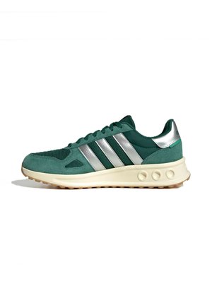 Sneaker verde in camoscio e mesh con strisce argento, suola crema con incavi circolari e suola esterna in gomma, vista dal lato esterno.