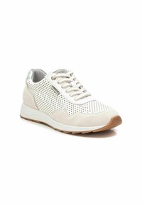 Zapatillas ligeras en blanco con tejido perforado y acentos de ante. Detalles plateados en el talón, cordones planos y suela de goma texturizada.