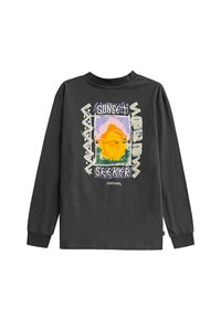 Czarna koszulka z długim rękawem z bawełny, z kolorową grafiką zachodu słońca i napisem "Szukacz zachodów słońca" otoczonym abstrakcyjnymi wzorami.