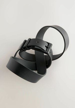 Ceintures en cuir noir entrelacées, présentant une surface texturée et une finition mate. Une ceinture comprend une boucle en métal rectangulaire.