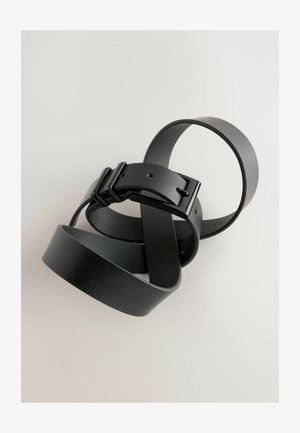 Ceintures en cuir noir entrelacées, présentant une surface texturée et une finition mate. Une ceinture comprend une boucle en métal rectangulaire.