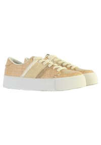 Sneakers di tela color beige con texture a spina di pesce, suola in gomma bianca e lacci crema a contrasto. Design low-top con dettagli di cucitura sottili.