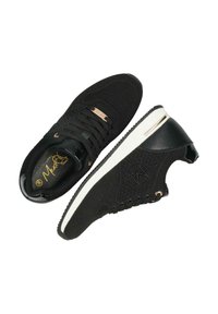 Svarta sportskor med en texturerad stickad ovandel, en glänsande svart häl, roséguldfärgade detaljer och en vit gummisula.