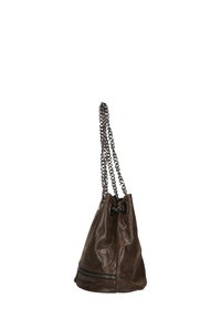 Borsa a secchiello in pelle marrone con finitura texturizzata, tracolle in metallo argentato, chiusura con coulisse e tasca con zip sul lato.