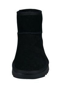 Schwarze Ankle Boots aus Wildleder mit glatter Textur, runder Zehenpartie und einer dicken, gemusterten Sohle für besseren Halt.