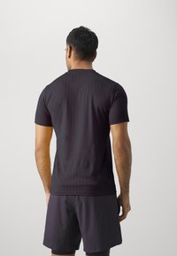 adidas Performance HIIT WORKOUT AIRCHILL  - Sport T-Shirt - dark purple