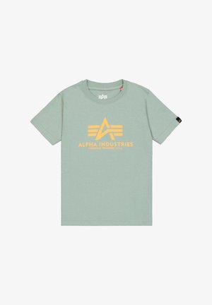 Hellgrünes kurzärmeliges T-Shirt mit gelbem Alpha Industries Logo und dem Text "KNOXVILLE, TENNESSEE, U.S.A." zentriert auf der Brust.