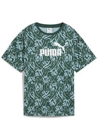 Zelené tričko s krátkym rukávom so srsťou v štýle zvieracieho vzoru, s bielym logom "PUMA" cez hruď a dizajnom okrúhleho výstrihu.