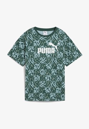 Zielona koszulka z krótkim rękawem z warstwowym wzorem w zwierzęce printy, z białym logo "PUMA" na piersi i dekoltem w kształcie serek.