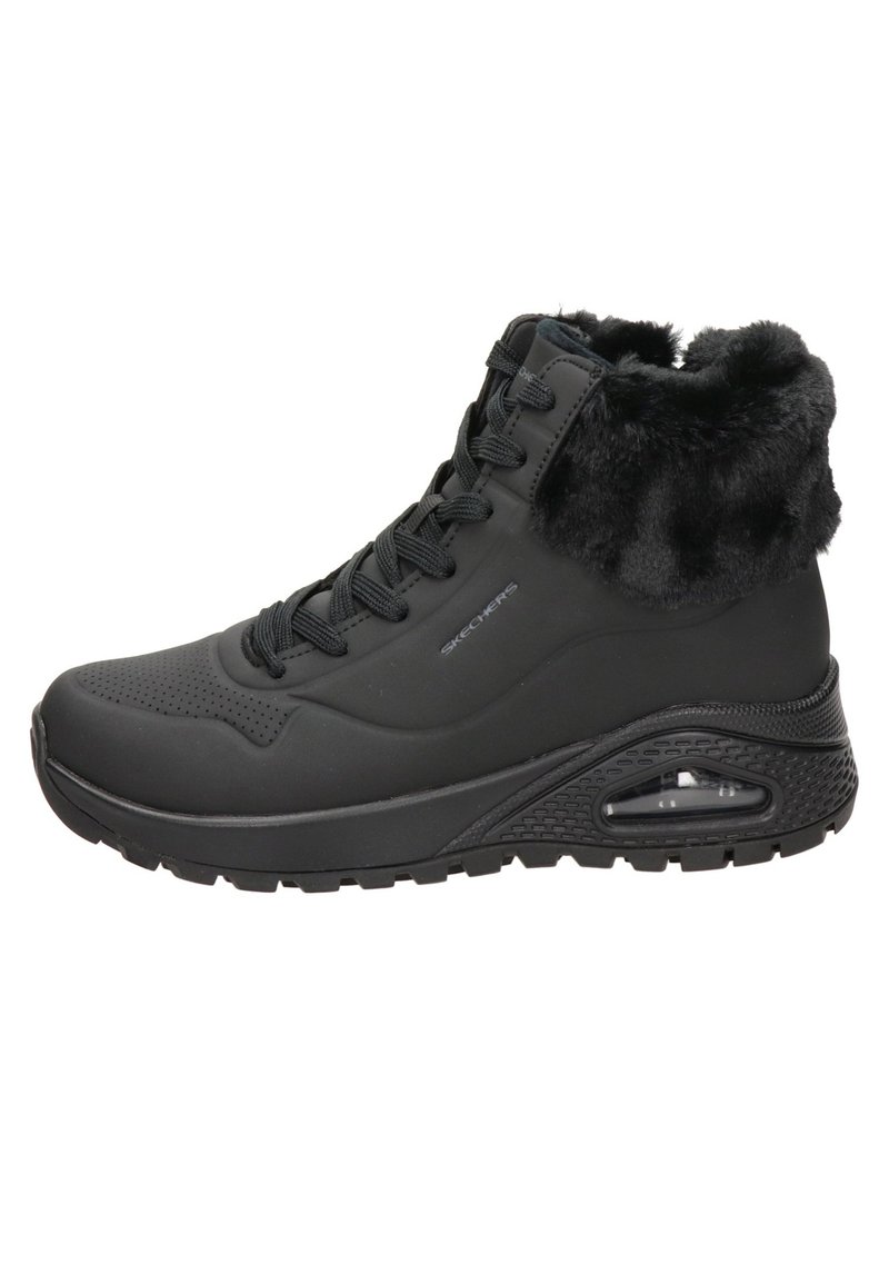 Baskets montantes noires avec upper texturé imperméable, col en fourrure, fermeture à lacets à l'avant et semelle avec coussin d'air visible.
