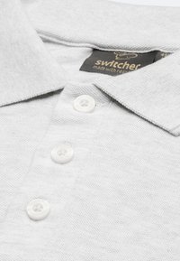 Graues Polohemd aus strukturiertem Stoff, mit einem Kragen und drei weißen Knöpfen, die mit der "Switcher"-Marke versehen sind.