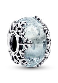 Priehľadná sklenná korálka so striebornými akcentmi s motívom snežienok, s textúrovaným povrchom, guľatým tvarom a centrálnym čiernym jadrom. Odtlačok "Pandora."