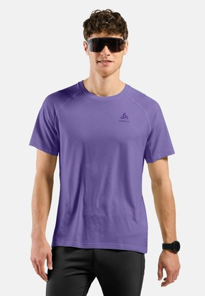 Paarse T-shirt met korte mouwen, ronde halslijn en raglan mouwen. Kenmerkt zich door een subtiele logo op de borst en een gladde, gestructureerde stof.