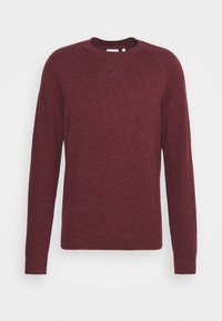 Bordeauxfarbener Strickpullover mit langen Ärmeln, rundem Ausschnitt und strukturiertem Stoff. Verfügt über gerippte Bündchen und Saum. Einfaches Design, keine Muster.