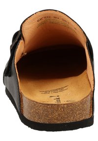 Schwarze Leder-Sandale mit offener Ferse, natürlichem Lederfußbett und Korkzwischensohle. Verfügt über eine texturierte Gummisohle für besseren Halt.