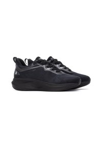 Las zapatillas deportivas negras presentan un material superior texturizado, puntera redondeada, suela gruesa negra y acentos reflectantes a lo largo de los lados.