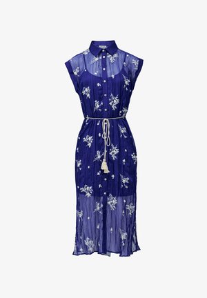 Vestido azul semi-translúcido con bordado floral, cierre frontal de botones, cuello y cintura ceñida con un cinturón que tiene un borlón. Mangas al codo, diseño hasta los tobillos.