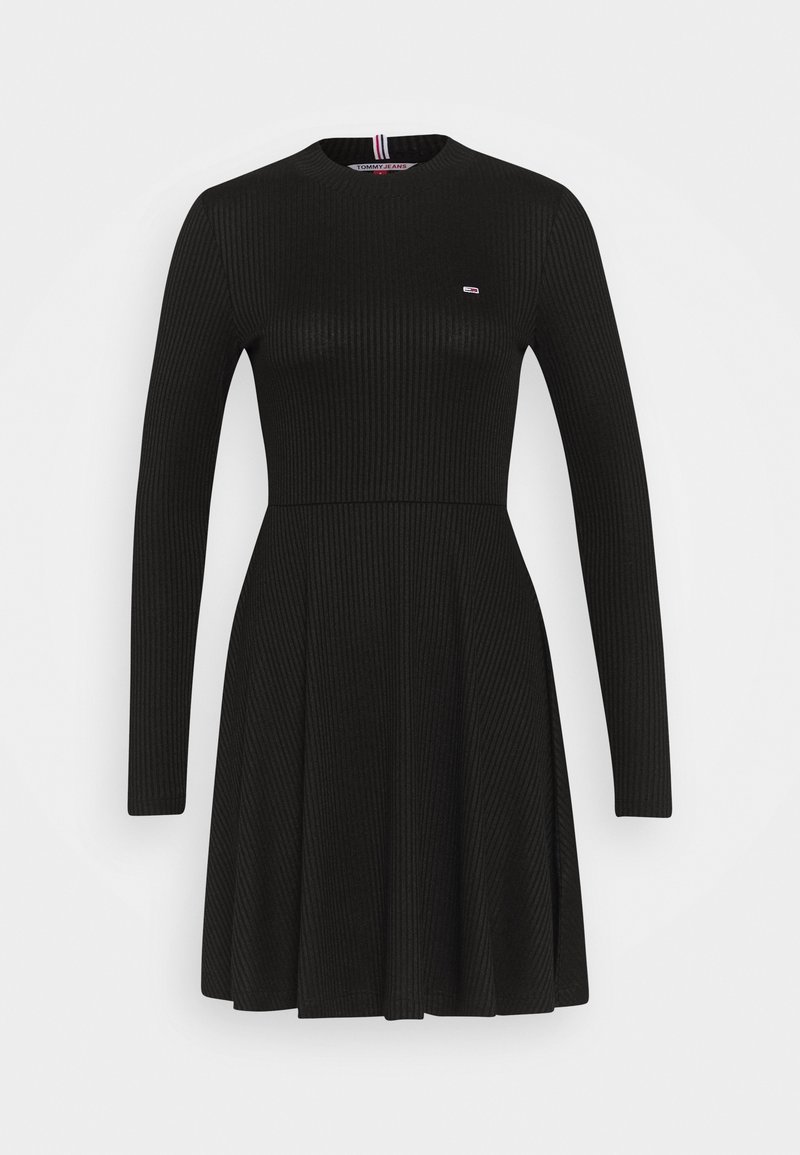 Robe noire en maille côtelée à manches longues, taille cintrée et petit logo Tommy Jeans sur la poitrine.