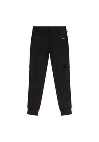 Czarne spodnie cargo z wieloma kieszeniami bocznymi, regulowanymi mankietami i gładką fakturą materiału. Tył ma subtelny detal z logo.