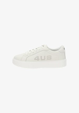Witte leren sneakers met een gladde afwerking, ronde neus en geperforeerde details aan de zijkant. Voorzien van een dikke witte rubberen zool.