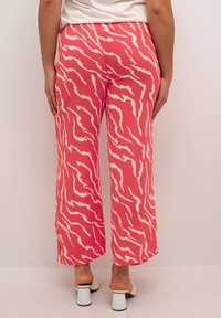 Kaffe KADACIA AMBER - Kalhoty - cayenne ant white zebra print