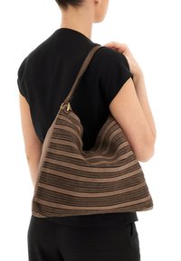 Borsa a strisce marroni con una texture morbida, caratterizzata da linee orizzontali e cuciture a contrasto, portata a spalla.