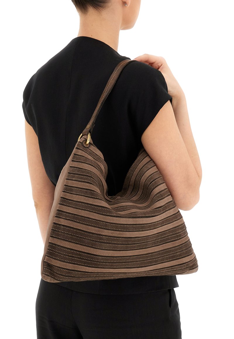 Borsa a strisce marroni con una texture morbida, caratterizzata da linee orizzontali e cuciture a contrasto, portata a spalla.