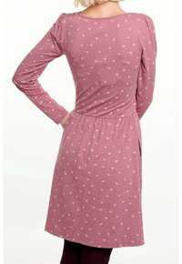 Rosa langärmliges Kleid mit floralem Muster. Verfügt über eine geraffte Taille und einen knielangen Schnitt. Weicher Stoff mit glatter Textur.