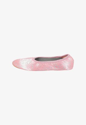 Roze balletschoen met zilveren hartjespatronen en elastische rand, zachte zool, zijaanzicht op witte achtergrond.